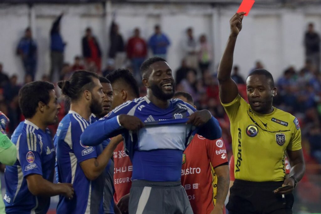 Emelec venció a Deportivo Cuenca en un partido polémico en la Liga Pro 2025.