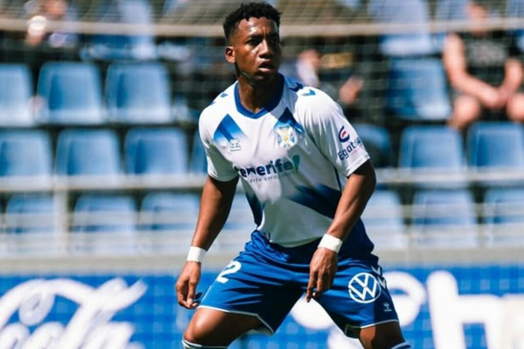 Anthony Landázuri en un partido con el Tenerife en la Segunda División de España.