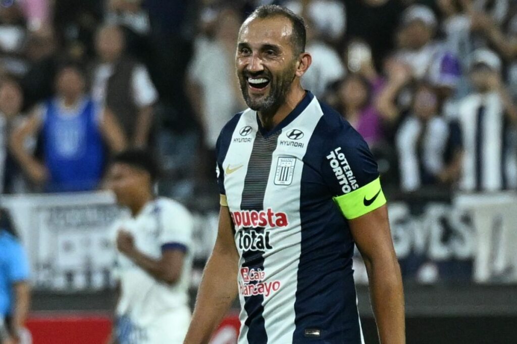 Hernán Barcos celebrando un gol con Alianza Lima en la Copa Libertadores.