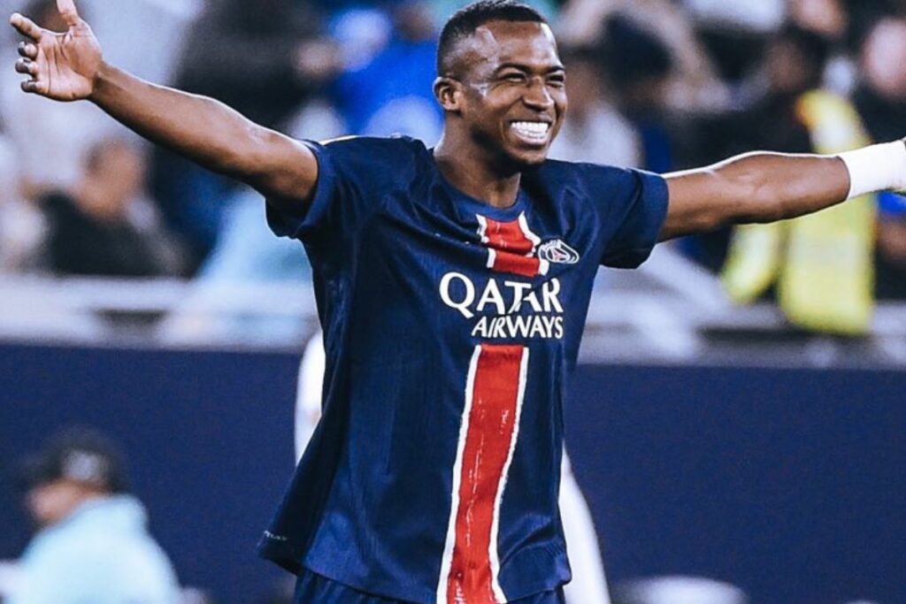 Willian Pacho ganó la Ligue 1 con el París Saint-Germain en la temporada 24/25.