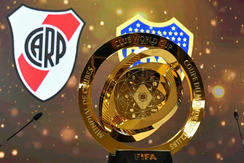 El trofeo del Mundial de Clubes en la previa del Superclásico de Argentina.