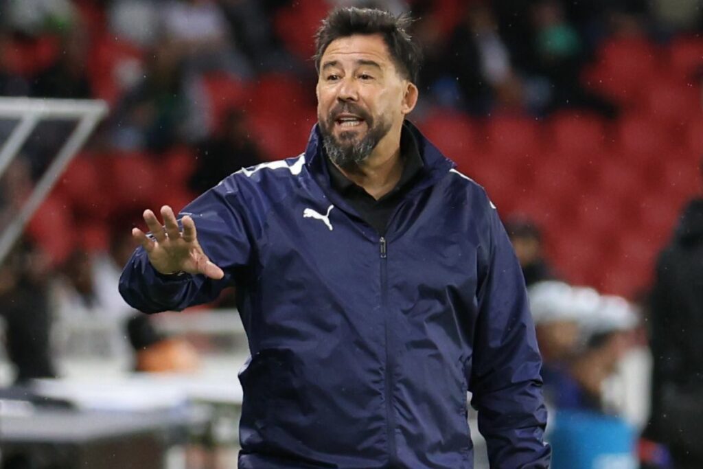 Pablo 'Vitamina' Sánchez dirigiendo un partido de Liga de Quito en la Copa Libertadores 2025.