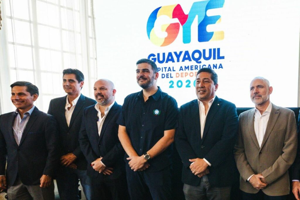 Aquiles Alvarez, alcalde de Guayaquil, acompañado de miembros del deporte ecuatoriano y autoridades de la alcaldía.
