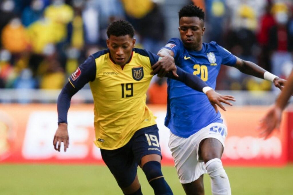 Gonzalo Plata (i) y Vinícius Júnior en un partido entre Ecuador y Brasil por las eliminatorias.