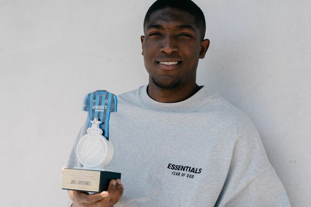 Joel Ordóñez posando con su premio al mejor jugador del mes en el Club Brujas de Bélgica.