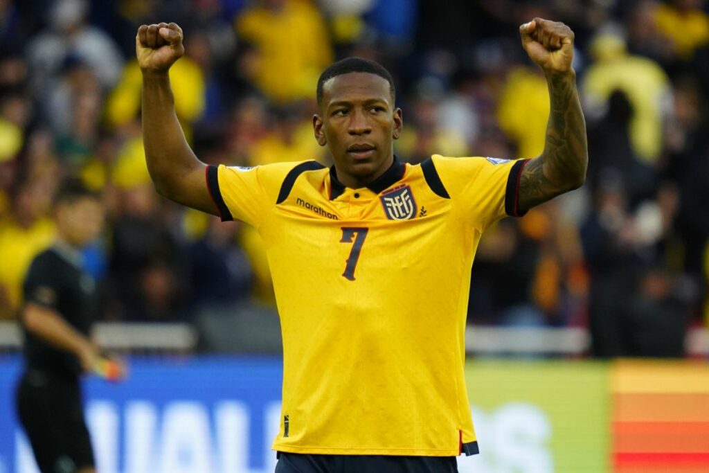 Pervis Estupiñán en un partido con la Selección de Ecuador.