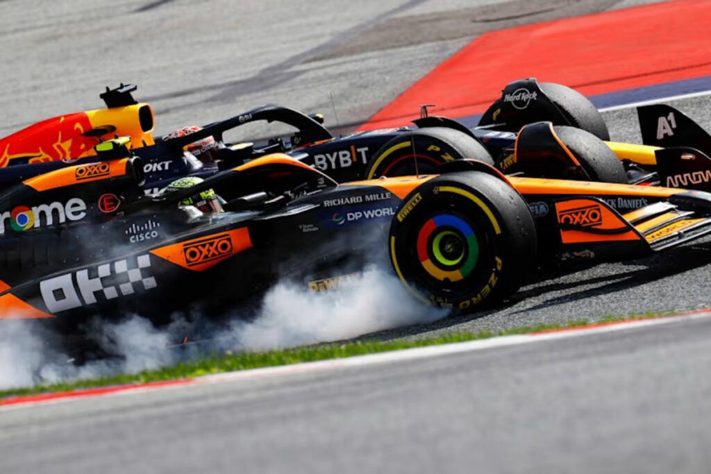 Lando Norris (i) ganador del GP de Miami en 2024, compitiendo con Max Verstappen.