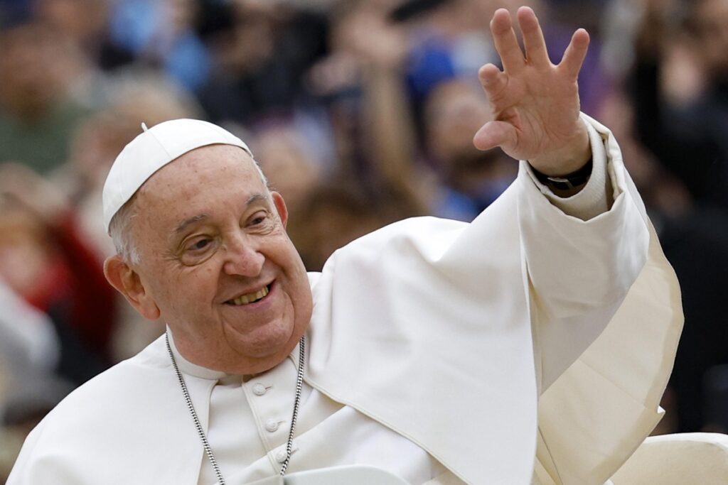 Fotografía de archivo del pasado 20 de noviembre de 2024 que muestra al papa Francisco durante una audiencia general en la Plaza de San Pedro en el Vaticano.