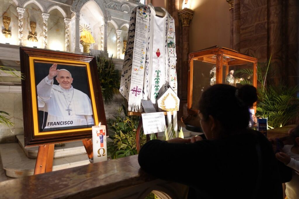 En la Catedral de Cuenca se exhiben la casulla, la mitra y la estola que el papa Francisco usó en su vista a Ecuador. Foto: API