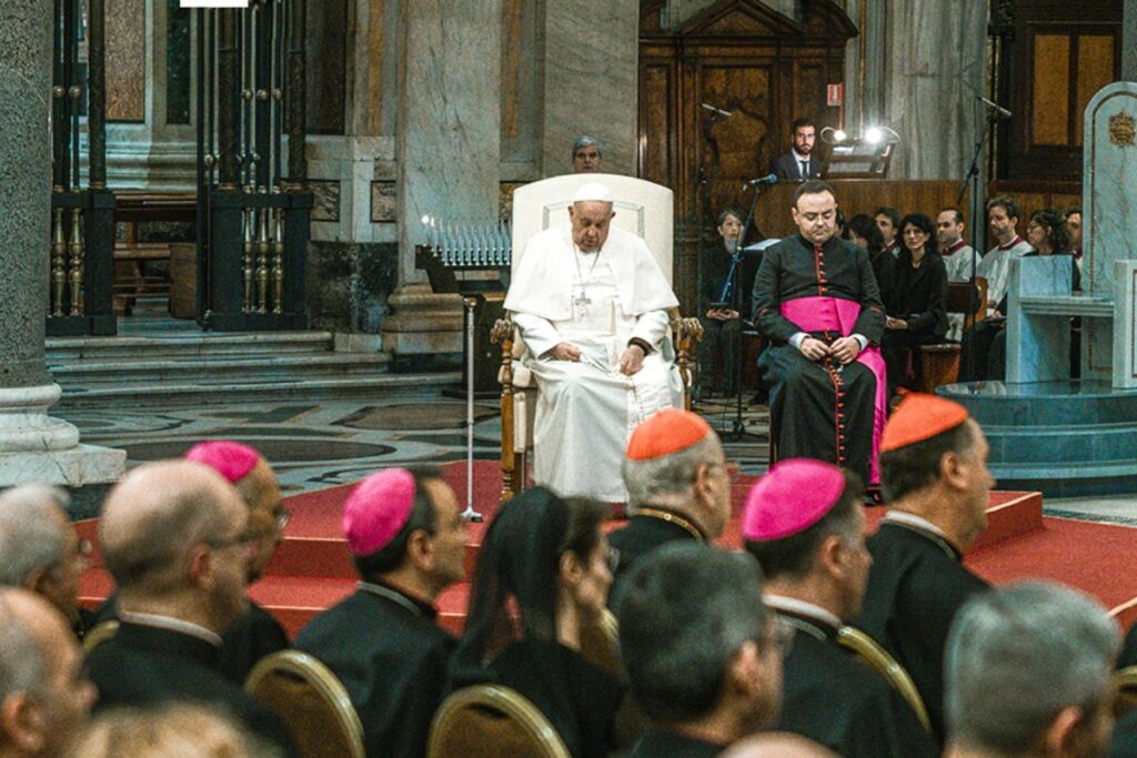 El papa Francisco reza el Rosario por la Paz en la Basílica de Santa María la Mayor, en Roma, el domingo 6 de octubre de 2024. Este templo mariano, al que acudía antes y después de cada viaje apostólico, fue elegido por el Pontífice como su lugar de sepultura.