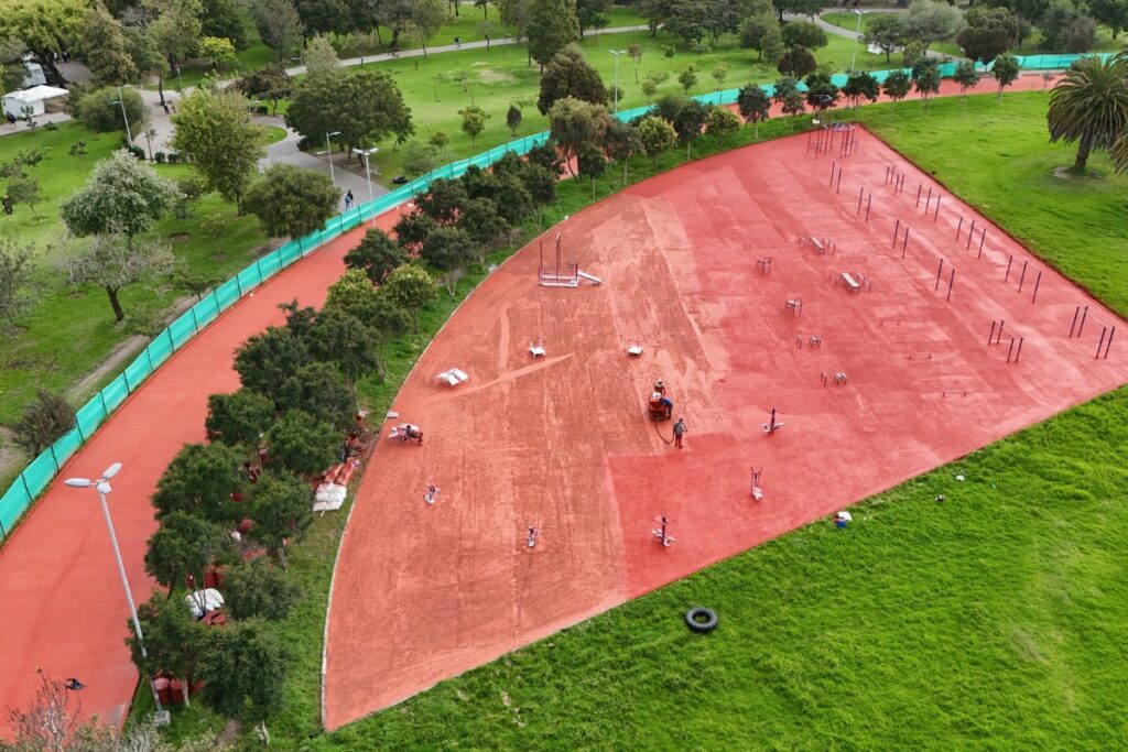 El Municipio de Quito realiza trabajos en la pista atlética del parque La Carolina.