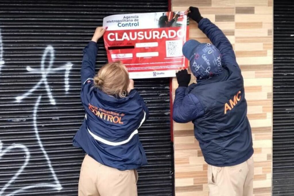 La Agencia Metropolitana de Control (AMC Quito) clausuró cinco locales comerciales en los alrededores de la Universidad Central del Ecuador. Cortesía