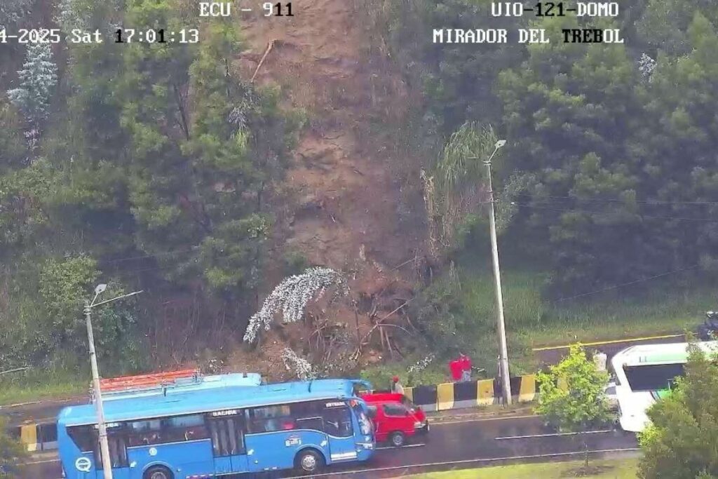 A las 16:52 de este 26 de abril de 2025 se reportó un deslizamiento en la vía Velasco Ibarra-Rumiñahui, en el sector El Trébol. Cortesía: ECU-911
