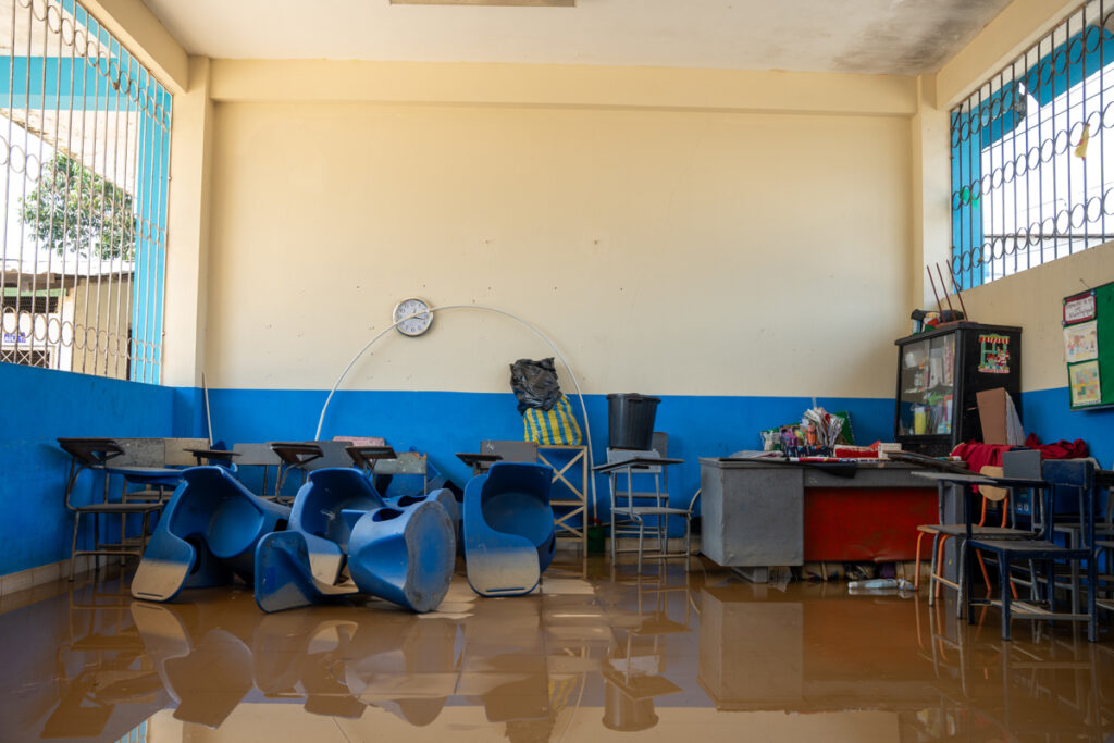 Los efectos de la temporada invernal obligan a reubicar 24 recintos electorales en Ecuador