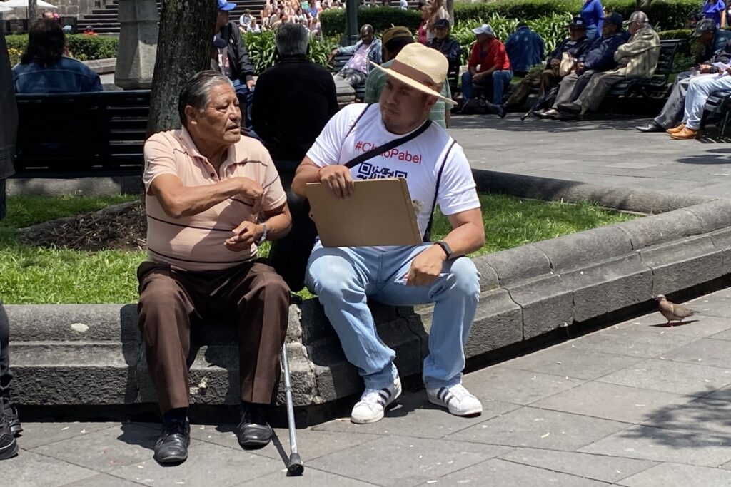 Las personas se acercan a firmar los formularios para revocar a Pabel Muñoz de la Alcaldía.