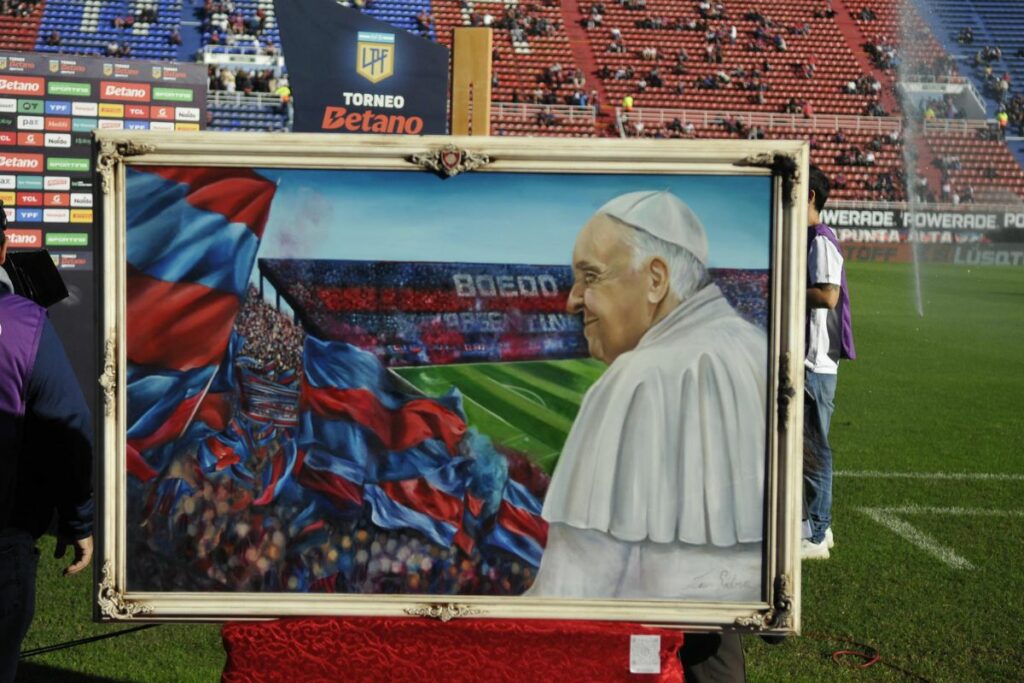 Fotografía de un cuadro con la imagen del papa Francisco este sábado, en el estadio Nuevo Gasometro en Buenos Aires (Argentina). Foto: EFE