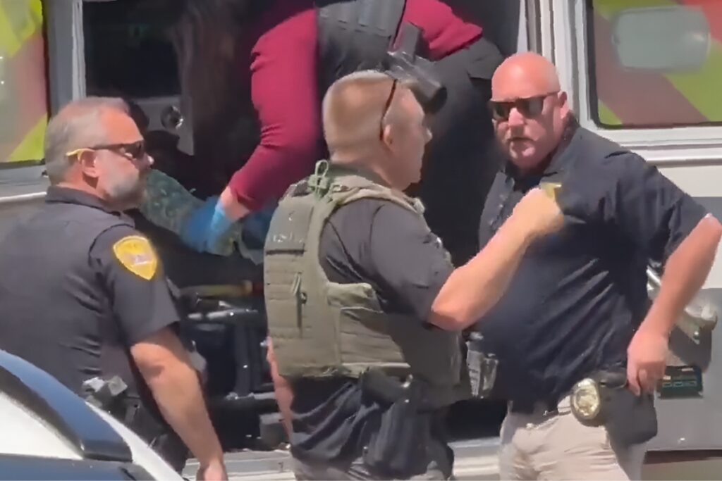 Policías cerca de una ambulancia luego del tiroteo en la Universidad Estatal de Florida.