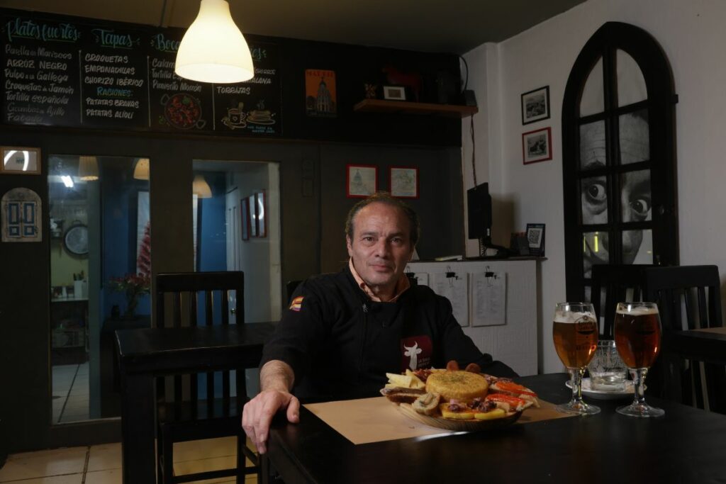 José Antonio Flores, un embajador del sabor español, comparte su pasión por las tapas en La Tasca Ibérica.