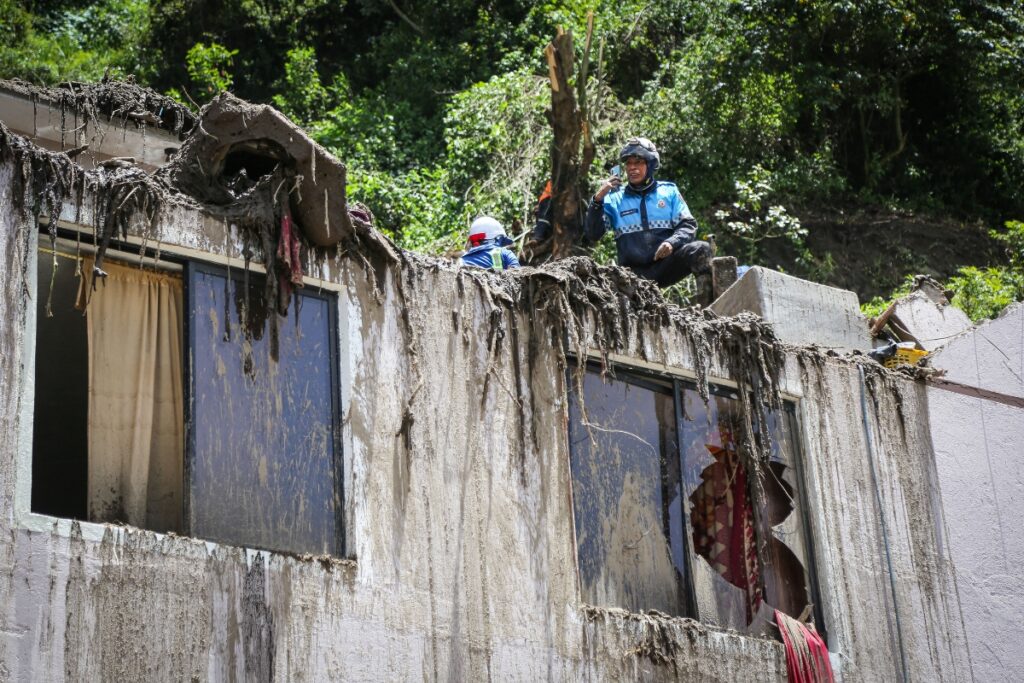 Una casa resultó afectada por el deslave de Guápulo.