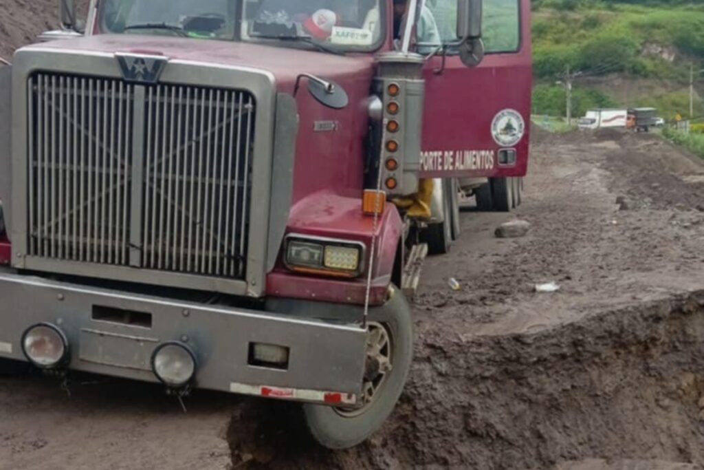 El tráiler cayó en el socavón este 3 de abril.