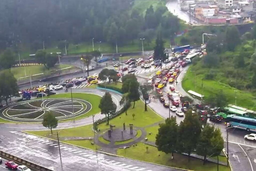 A las 16:52 de este 26 de abril de 2025 se reportó un deslizamiento en la vía Velasco Ibarra-Rumiñahui, en el sector El Trébol. Cortesía: ECU-911
