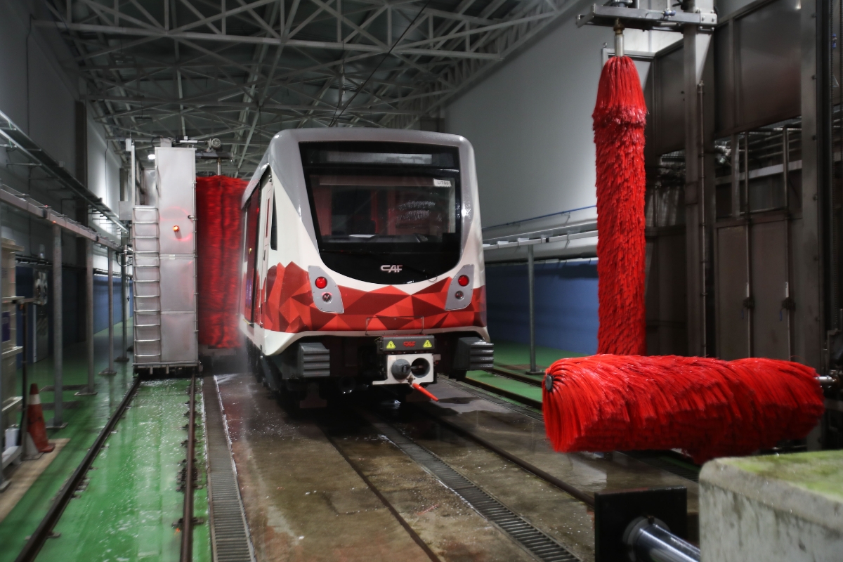 Cómo se lavan los trenes del Metro de Quito