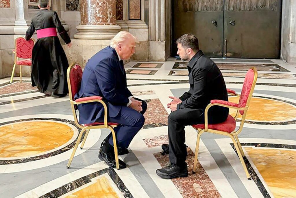 Una fotografía distribuida por el Servicio de Prensa Presidencial de Ucrania muestra al presidente ucraniano, Volodímir Zelenski (derecha), reunido con el presidente de Estados Unidos, Donald J. Trump (izquierda), en la Catedral de San Pedro antes de la misa funeral del papa Francisco en la Plaza de San Pedro, Ciudad del Vaticano, el 26 de abril de 2025.