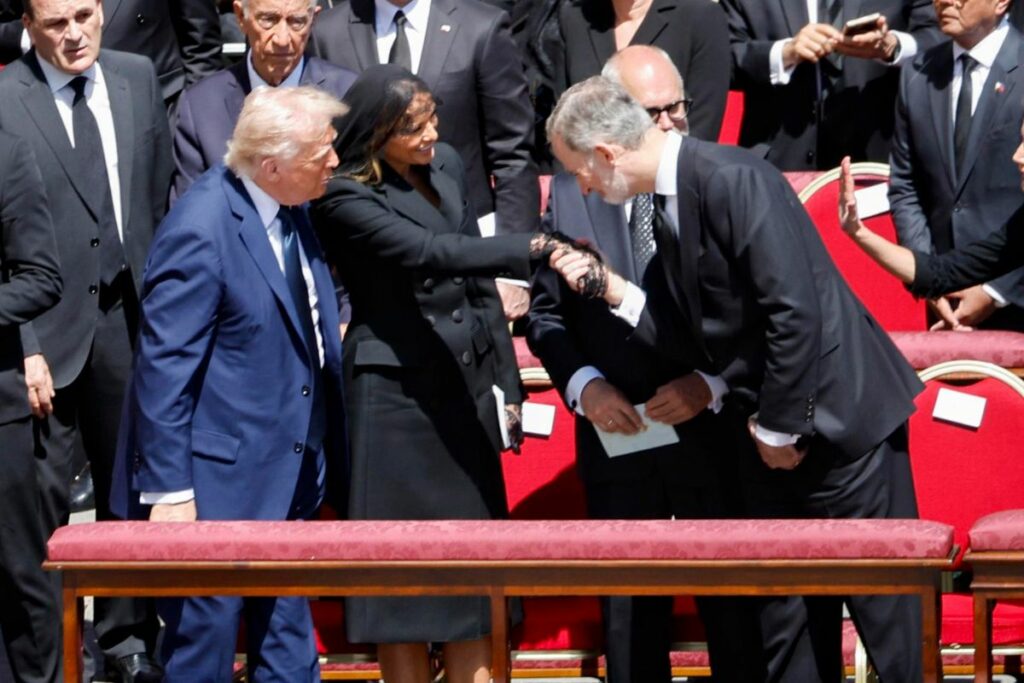 El presidente de EE.UU., Donald Trump, su esposa Melania y el rey Felipe VI de España asisten a la misa funeraria del papa Francisco en la Plaza de San Pedro, en la Ciudad del Vaticano. Foto: EFE