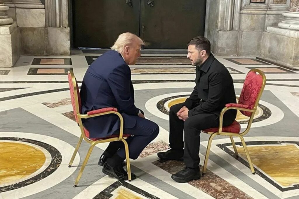 El presidente ucraniano Volodymyr Zelenski (d) reunido con el presidente estadounidense Donald J. Trump (i) en la Catedral de San Pedro, fotografía de archivo.