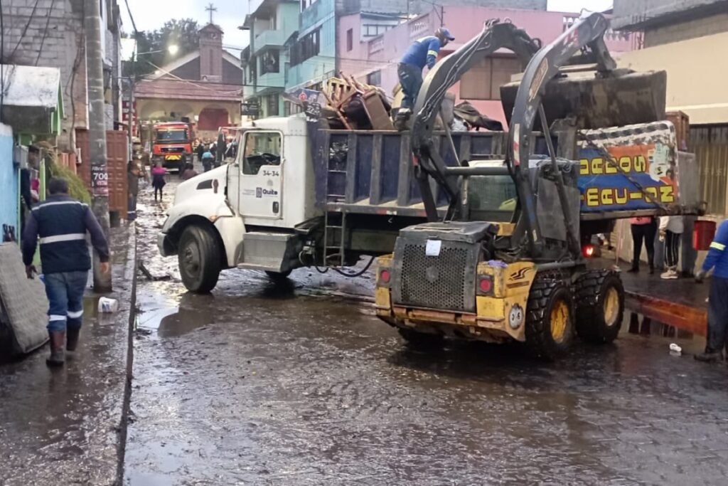 Tres quebradas se desbordaron en el sur de Quito.