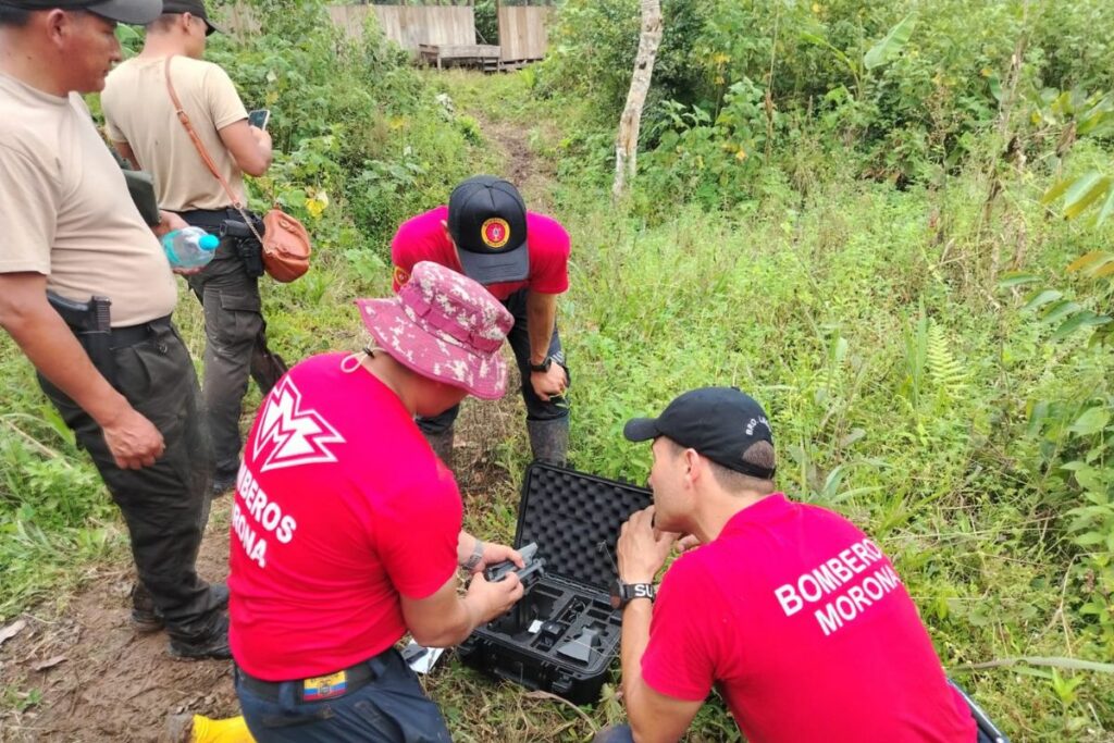 El Cuerpo de Bomberos de Morona utilizó drones para localizar a Israel.