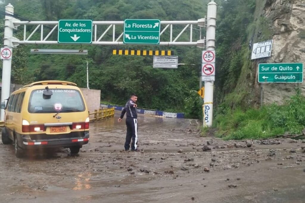 En la Av. De los Conquistadores hubo inundaciones este 6 de abril de 2025.