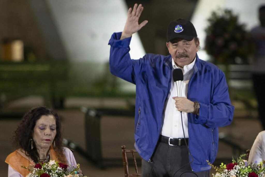 El presidente de Nicaragua, Daniel Ortega (c), junto a su esposa, la vicepresidenta Rosario Murillo (i), en una fotografía de archivo.