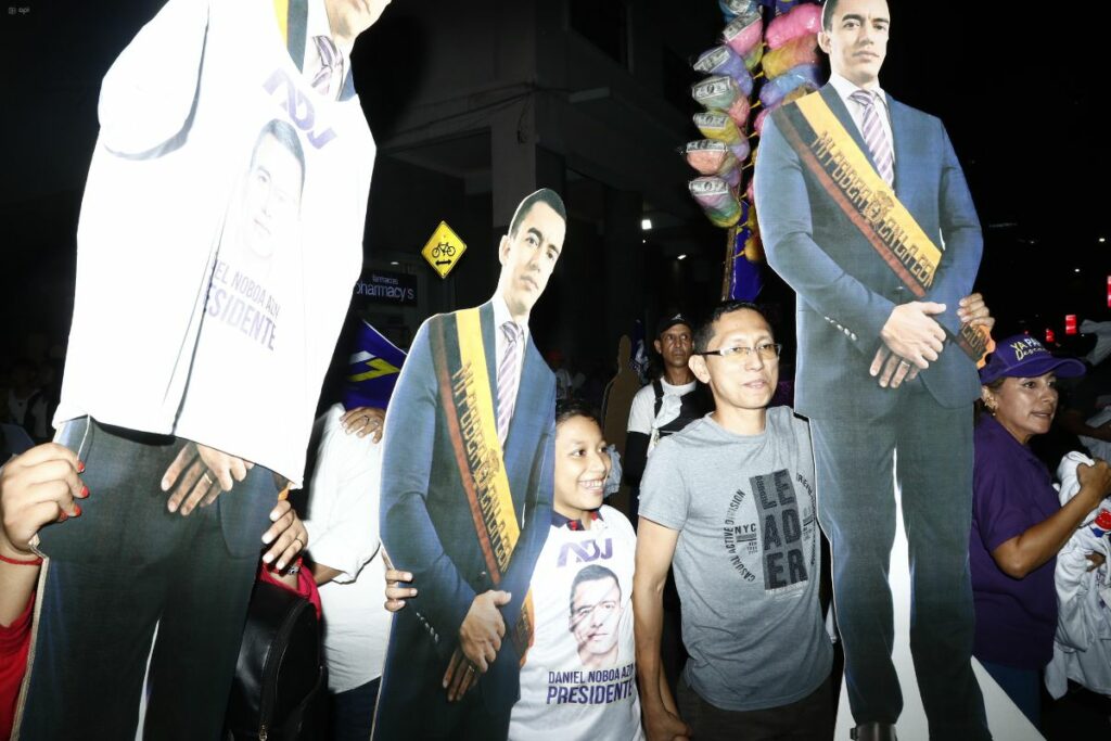 Los simpatizantes de Daniel Noboa salieron a celebrar el triunfo de su candidato.