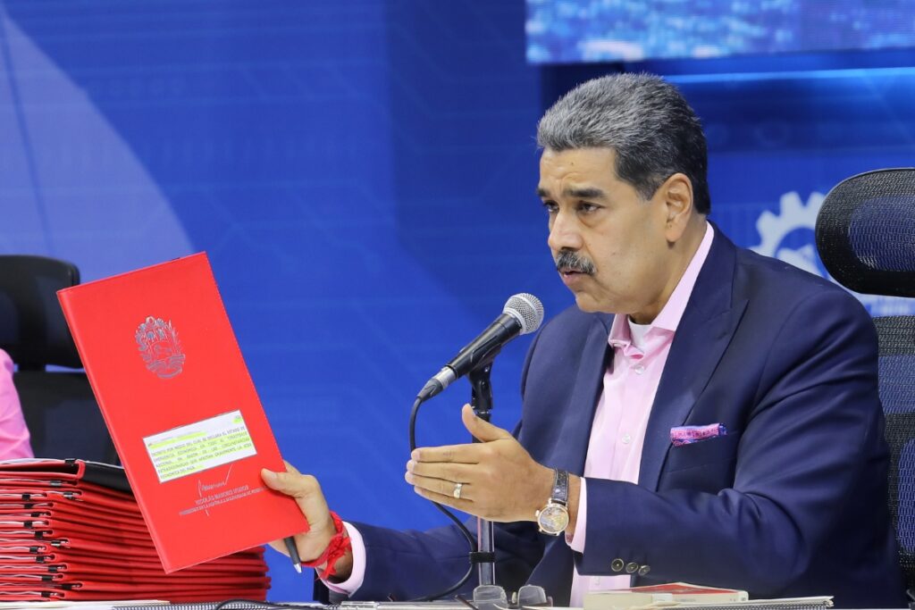 Nicolás Maduro anunció una emergencia económica en Venezuela.