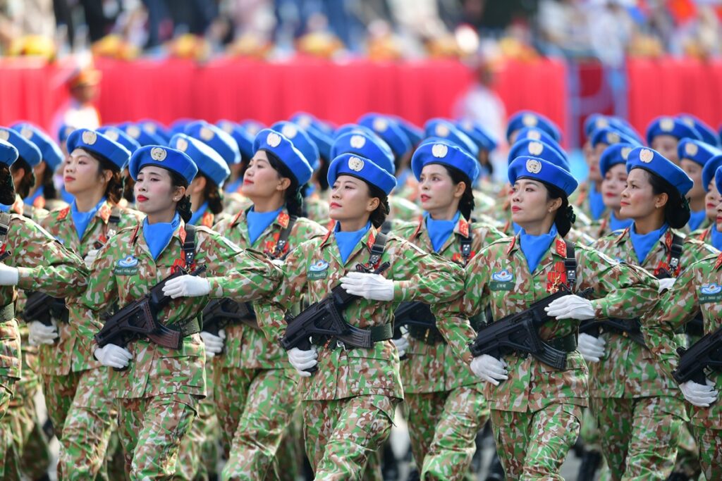 Mujeres vietnamitas de las fuerzas de paz marchan durante un desfile conmemorativo del 50.º aniversario.
