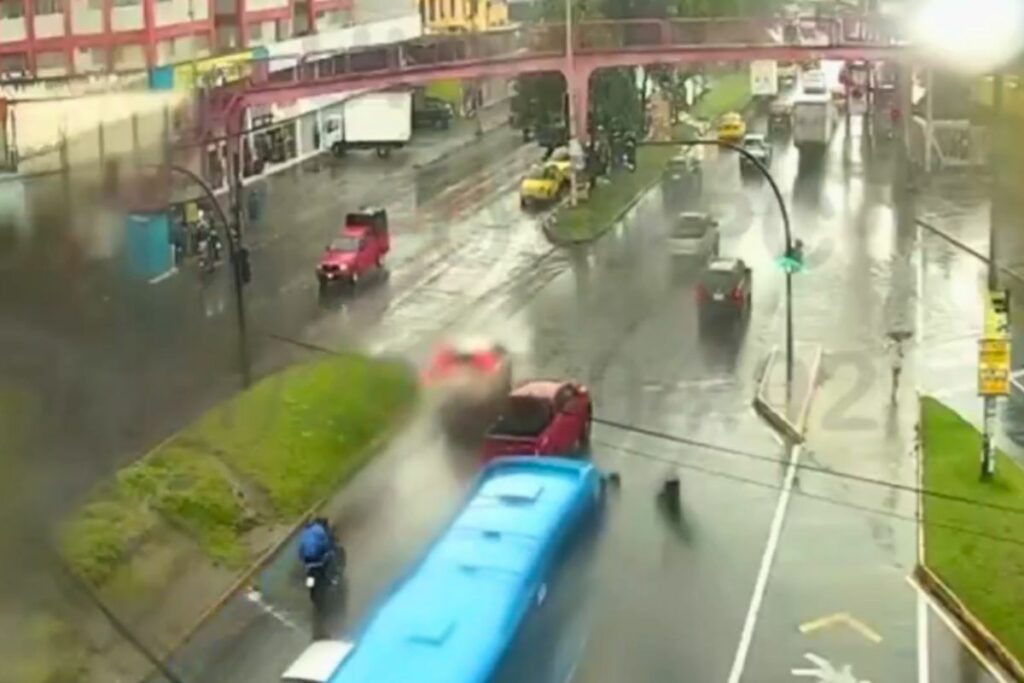 La lluvia cayó en varios sectores del norte, centro y sur de Quito. Captura de video