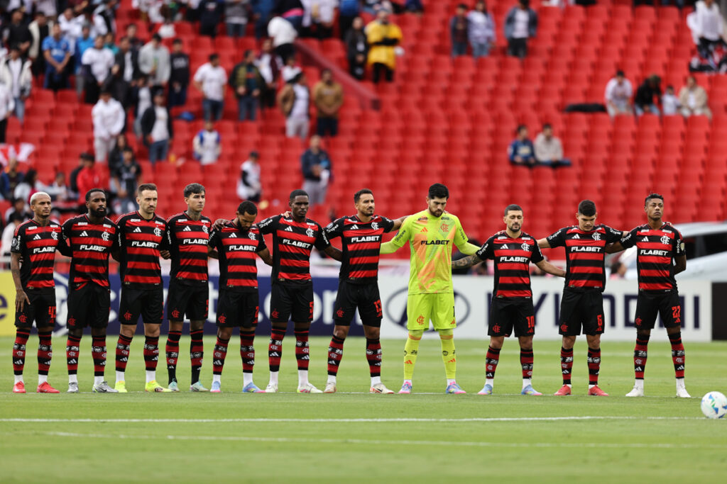 Jugadores del Flamengo en el minuto de silencio de la Copa Libertadores ante Liga de Quito por el fallecimiento del papa Francisco.