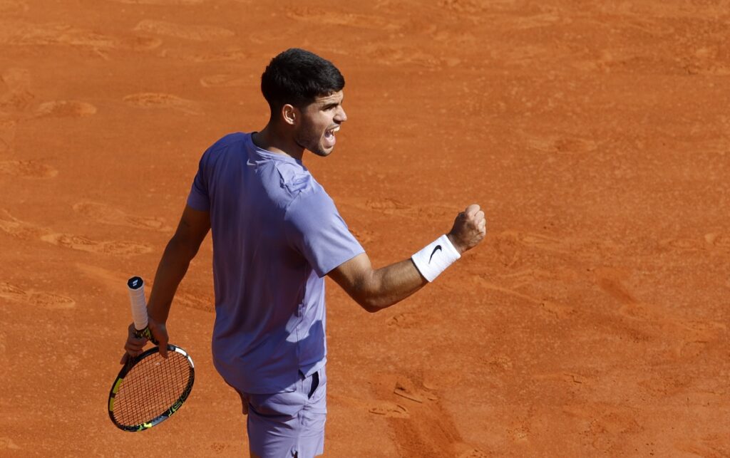 Carlos Alcaraz celebra su triunfo en los octavos de final del Abierto de Australia.