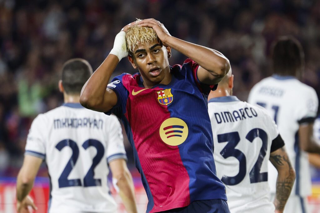 Lamine Yamal, delantero del FC Barcelona, ante el Inter de Milán en la UEFA Champions League.