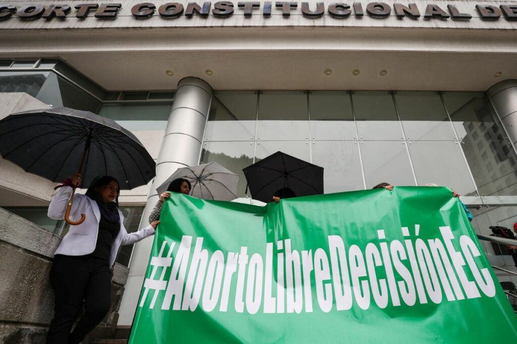 Activistas de organizaciones feministas de Ecuador acudieron este 28 de abril a la Corte Constitucional, en Quito. Foto: EFE
