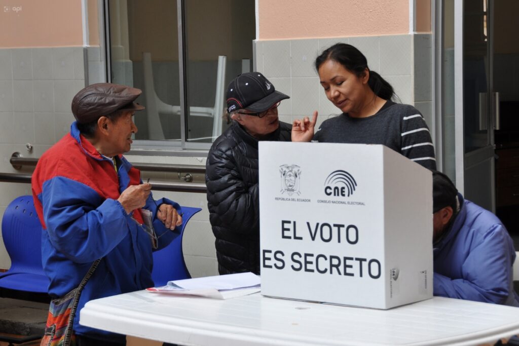 El voto en casa o la votación preferencial y asistida en los recintos eran las opciones para los adultos mayores en la segunda vuelta electoral entre Daniel Noboa y Luisa González.