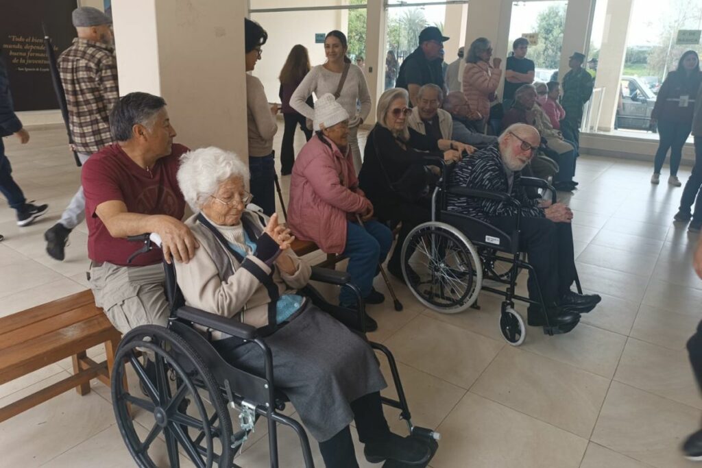Adultos mayores acudieron al Colegio San Gabriel, en Quito, para votar en la segunda vuelta de las elecciones 2025.