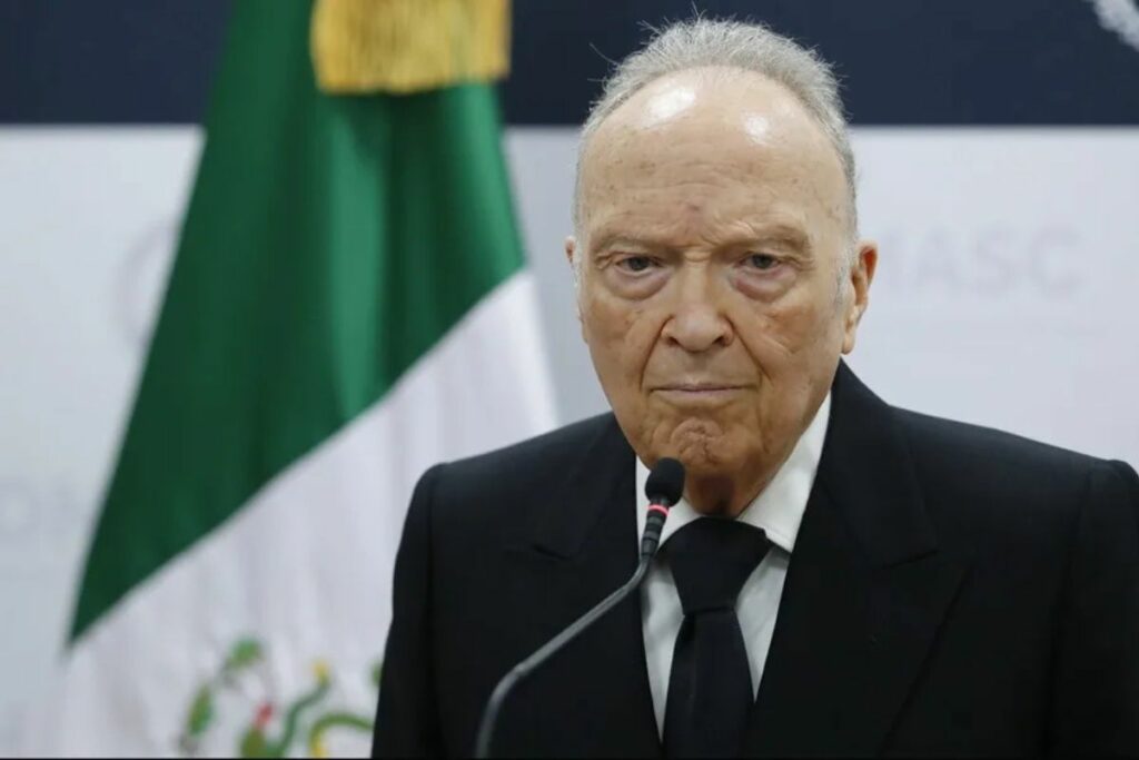 El fiscal general de la república de México, Alejandro Gertz Manero, habla durante una rueda de prensa.