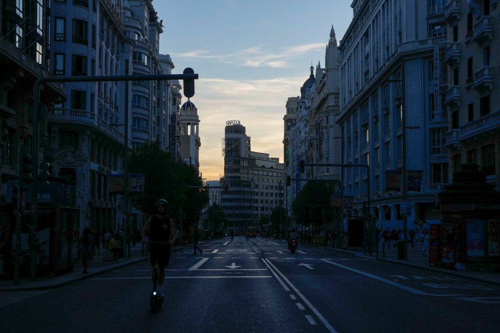 La Gran Vía sin luz este lunes 28 de abril de 2025, durante el apagón masivo del sistema eléctrico en Madrid.