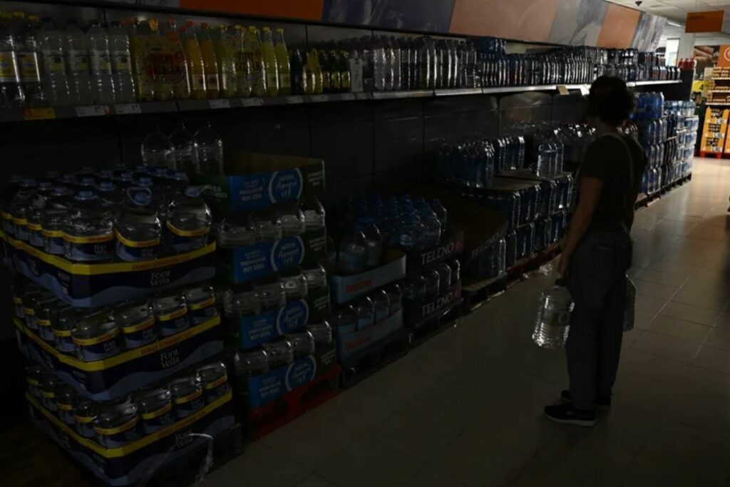 Vista de un supermercado durante el apagón en una gasolinera de Castellón.
