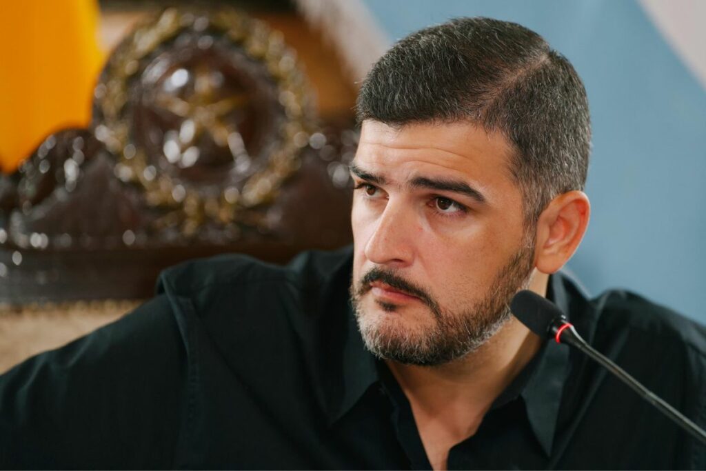 El alcalde de Guayaquil, Aquiles Alvarez, recurre al fútbol para explicar por qué reconoció el triunfo del gobierno de Daniel Noboa.