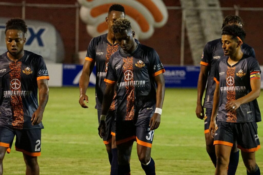 Carlos Arboleda (c) con la camiseta de Libertad FC en el Bellavista de Ambato en la Liga Pro 2025.