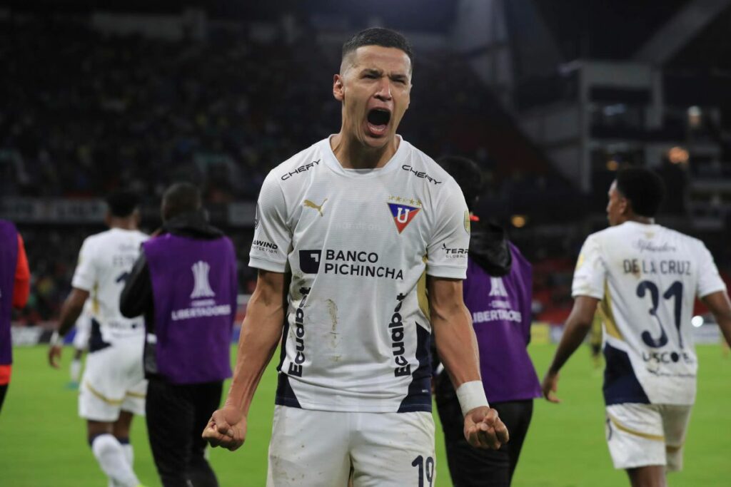 Álex Arce (c) celebra un gol en un partido de la Copa Libertadores entre Liga de Quito y Táchira en el Rodrigo Paz.