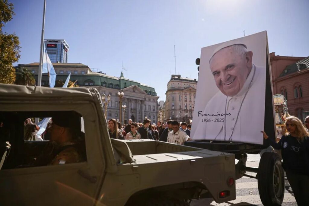 Un vehículo militar transporta una imagen del papa Francisco durante una caravana en su honor este sábado, al rededor de la Plaza de Mayo en Buenos Aires (Argentina). Foto: EFE